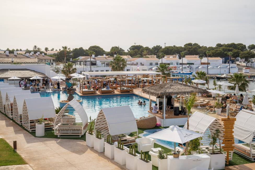 Arena Beach Club, en Menorca, es una apuesta por el ocio local diurno  adaptado a la actual situación - Menorca - COPE
