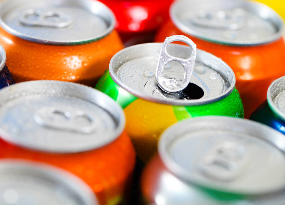 No la tires: ¿Para qué sirve realmente la anilla de las latas de refresco?