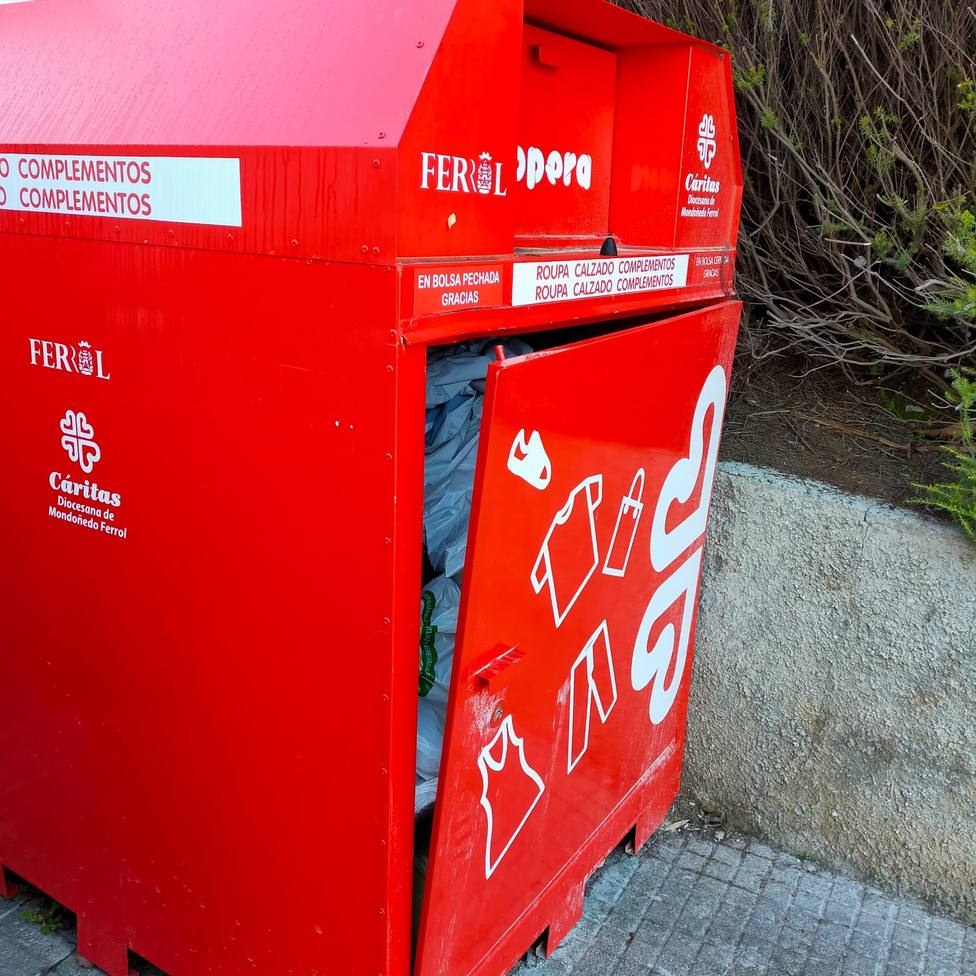Cáritas denuncia los daños sufridos en cuatro de sus contenedores para recoger ropa instalados en Ferrol Sucesos Ferrol - COPE