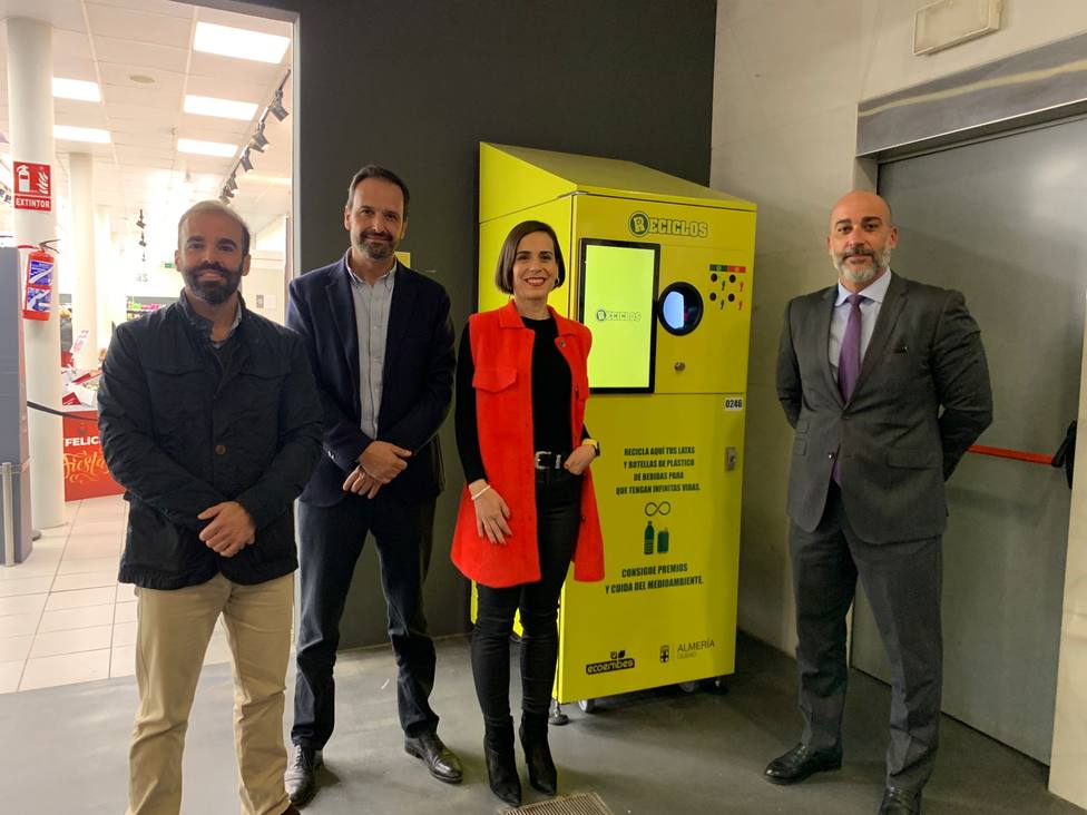 Almería estrena máquinas RECICLOS que recompensan por reciclar