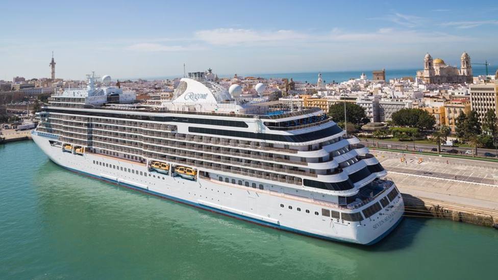 Crucero atracado en el puerto de Cádiz