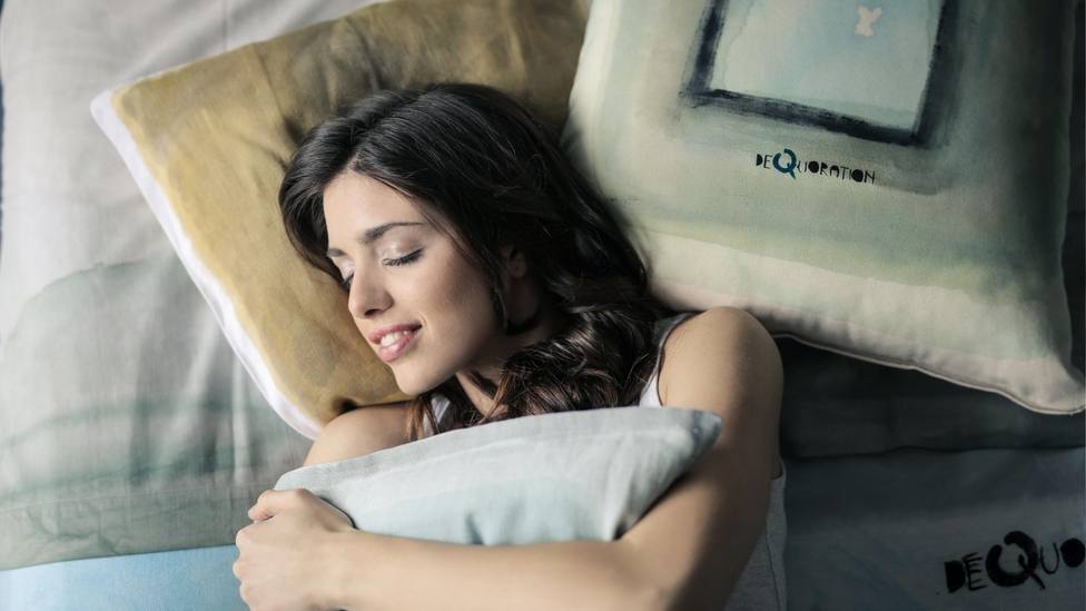El truco infalible para dormir del tirón y luchar contra el insomnio: lo practican en la Marina de EEUU