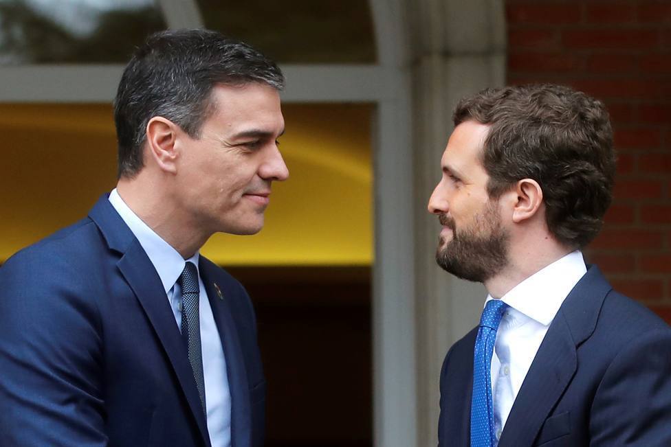 La conversación entre Sánchez y Casado que ha extrañado a todos los españoles: Mis mejores deseos