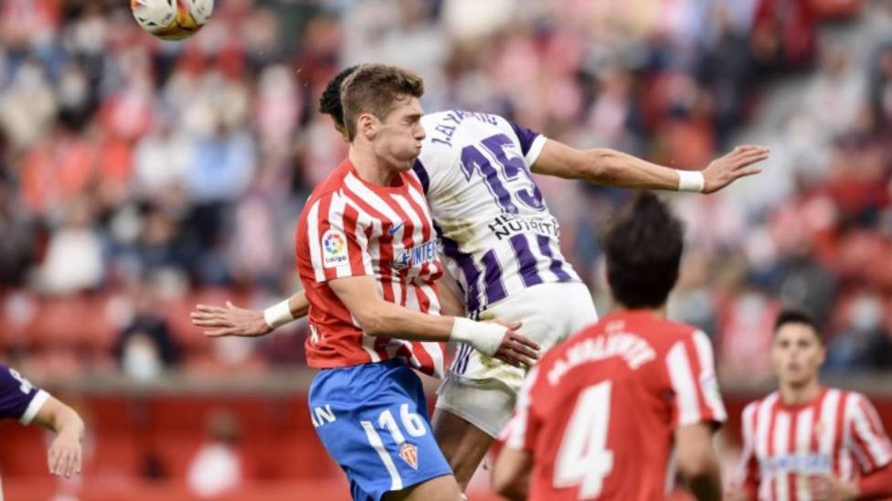 Gragera salta a por un balón en el encuentro ante el Valladolid