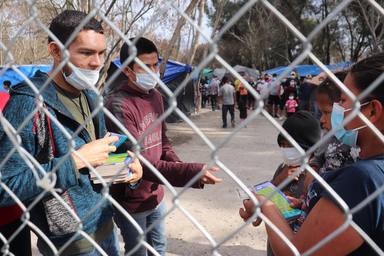 Migrantes varados en la frontera mexicana cruzan a EE.UU. desde tres ciudades