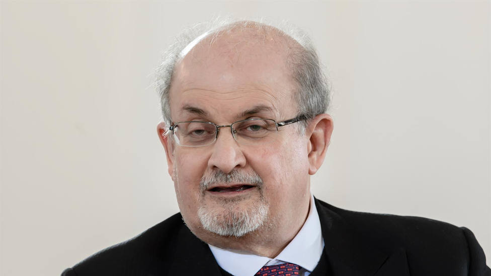 Rushdie lucha por su vida mientras su agresor es acusado de asesinato