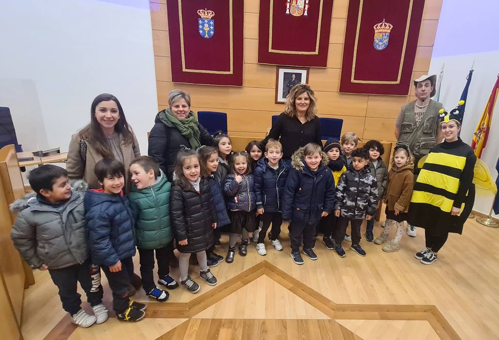 Escolares y profesores del CEIP Ponte de Xuvia con la alcaldesa en el salón de plenos-FOTO: Concello de Narón