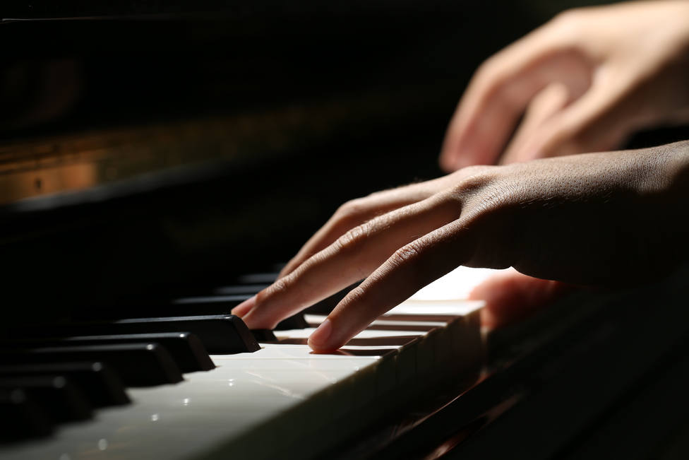 ¿Por qué los pianos tienen teclas blancas y negras?