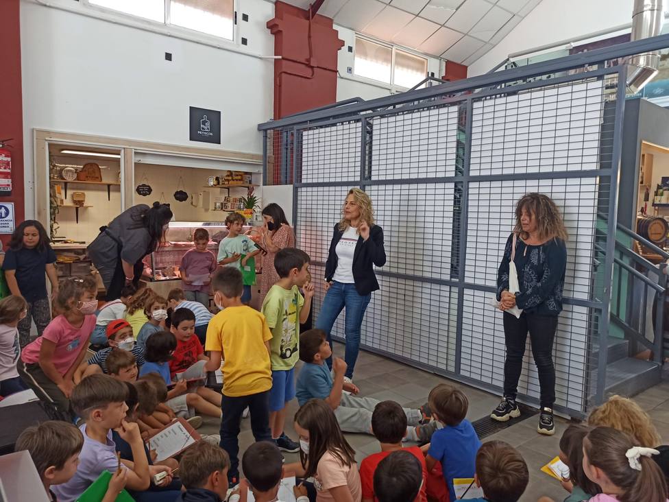 Visita de escolares al mercado de Ares. FOTO: concello de Ares