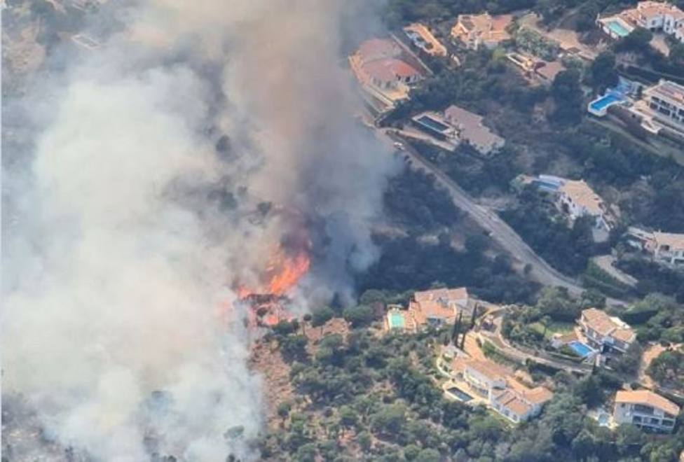 Regresan a sus casas los 350 vecinos desalojados por el incendio en Castells de Haro, Gerona