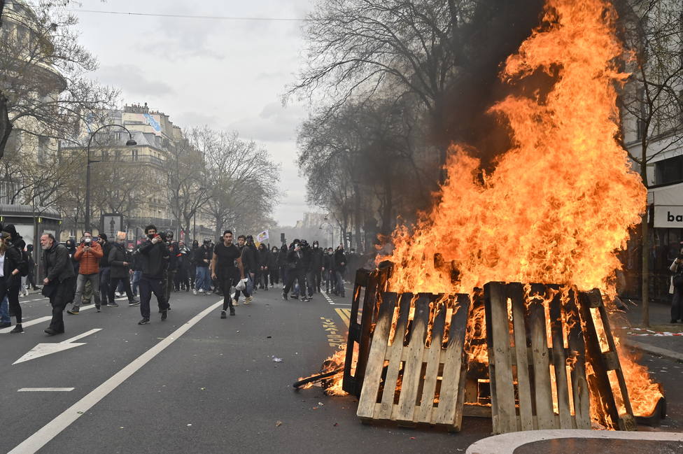 Calles incendiadas contra la reforma de las pensiones en Francia: Carlos III suspende su visita al país