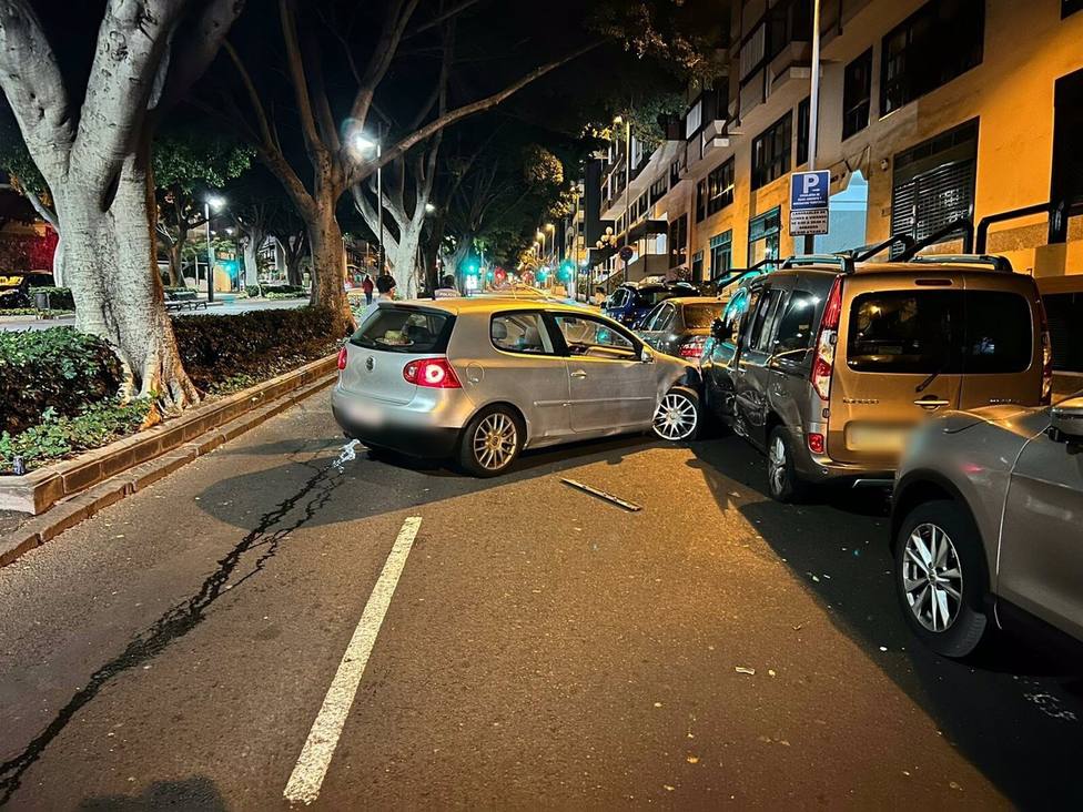 Un conductor, bajo los efectos del alcohol, colisiona contra varios coches estacionados en Santa Cruz de Tenerife