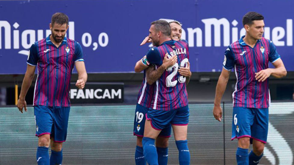 Los jugadores del Eibar celebran uno de los goles ante el Tenerife